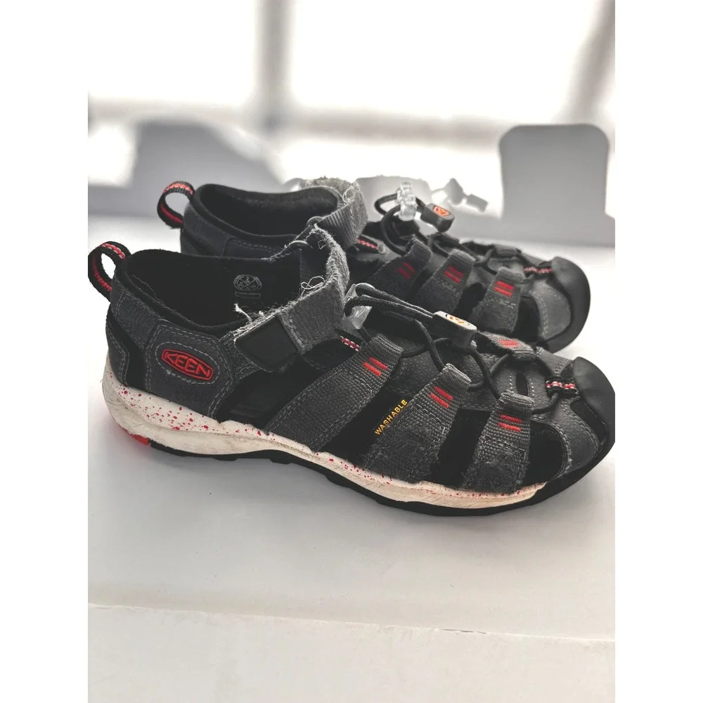 Keen Newport H2 Kids Sandals‎ Black Grey Red Bungee Strap Water Shoes Size 2